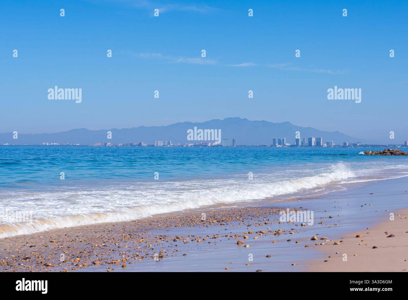 Surfen und Strand entlang der Küste der Bucht von banderas in puerto vallarta jalisco mexiko Stockfoto