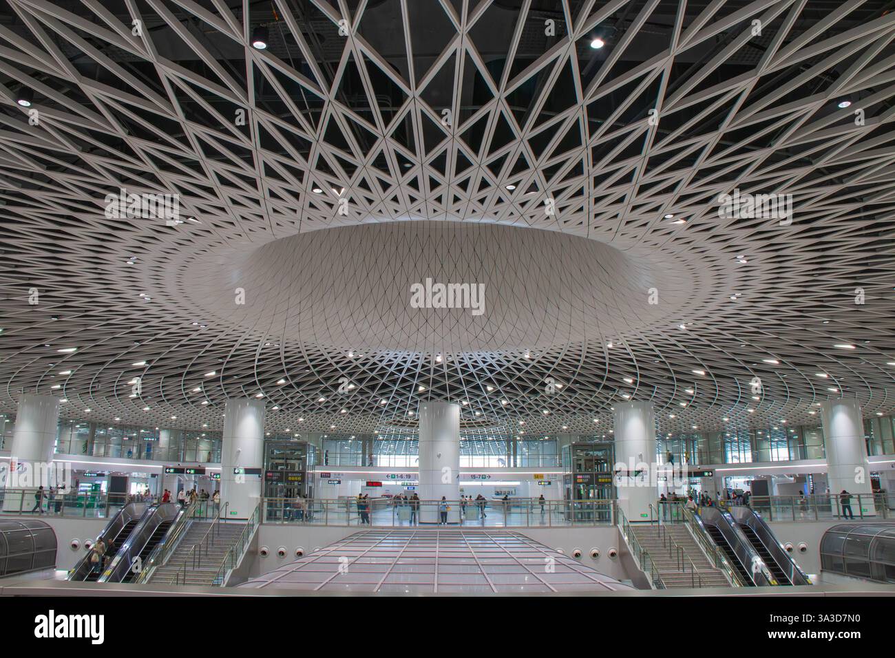 Moderne Architektur in der U-Bahnstation Shenzhen Gangxia North Stockfoto