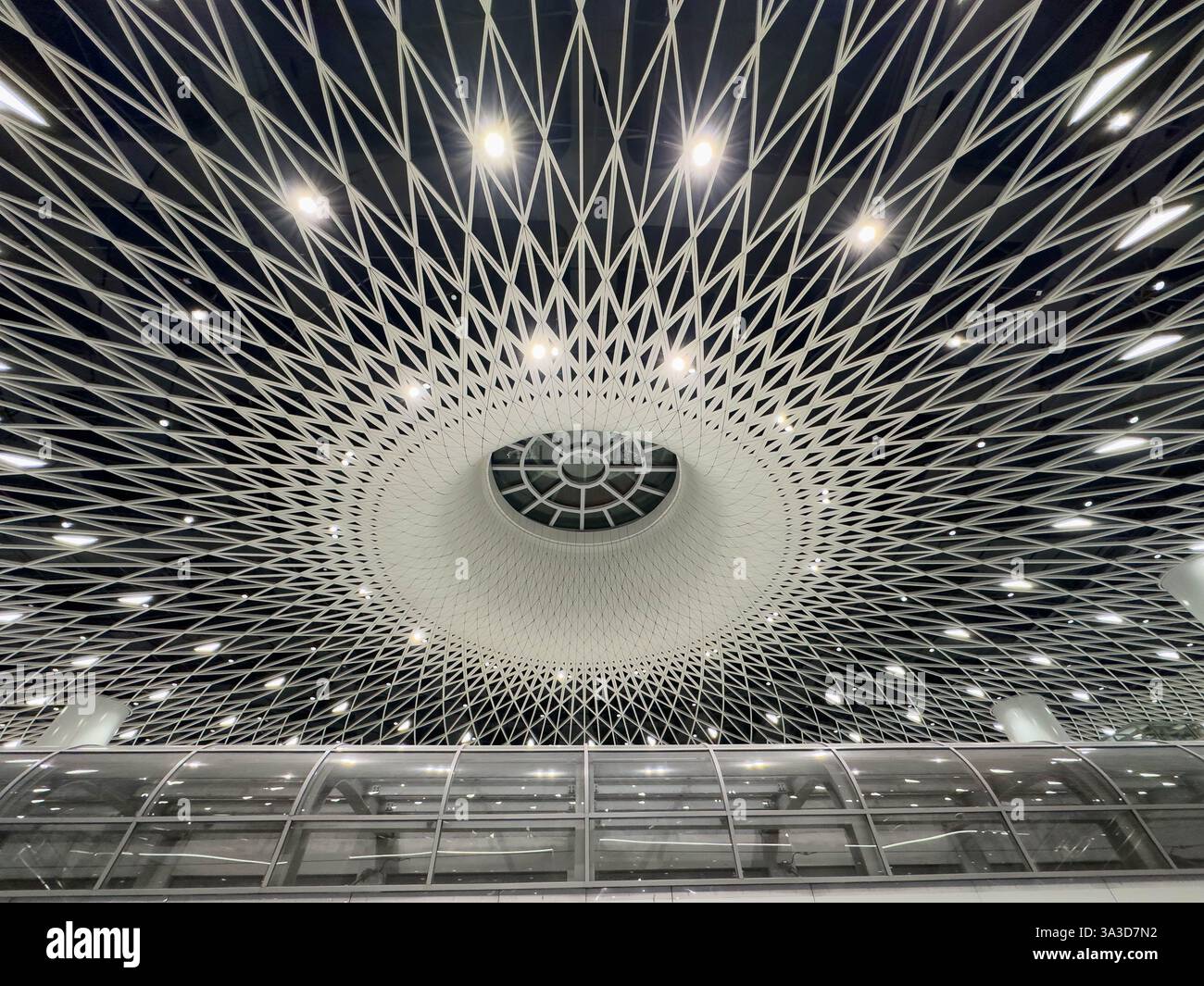 Moderne Architektur in der U-Bahnstation Shenzhen Gangxia North Stockfoto