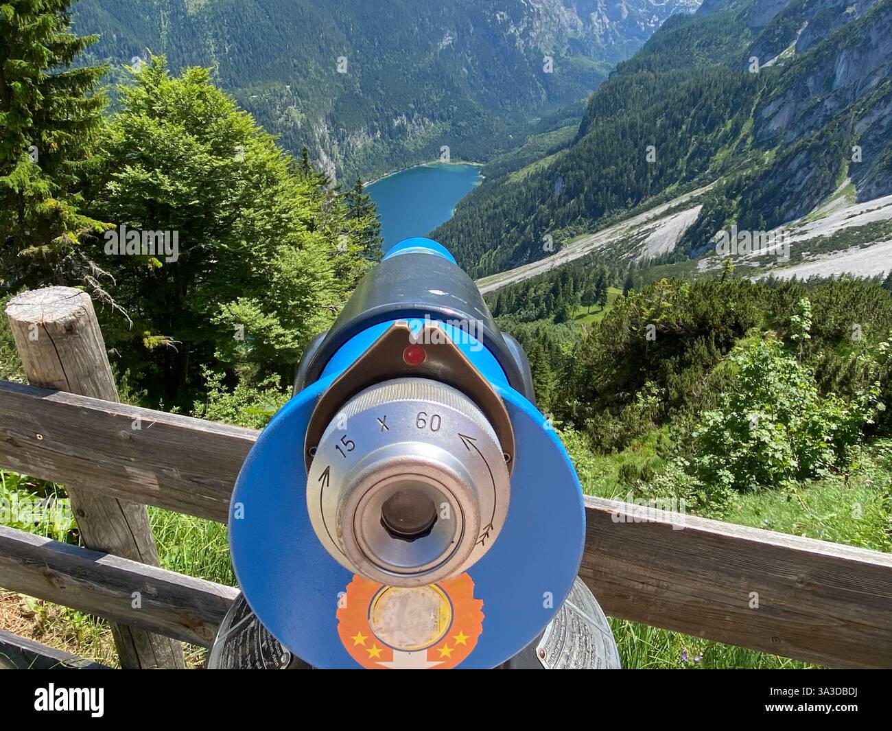 Teleskope anzeigen. Münzfernglas in einem österreichischen Berg in Dachstein. Stockfoto