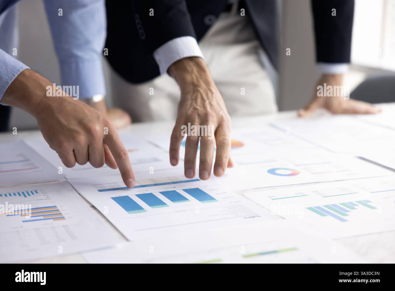 Hände von zwei Geschäftsleuten, die den Geschäftsumsatz analysieren Stockfoto