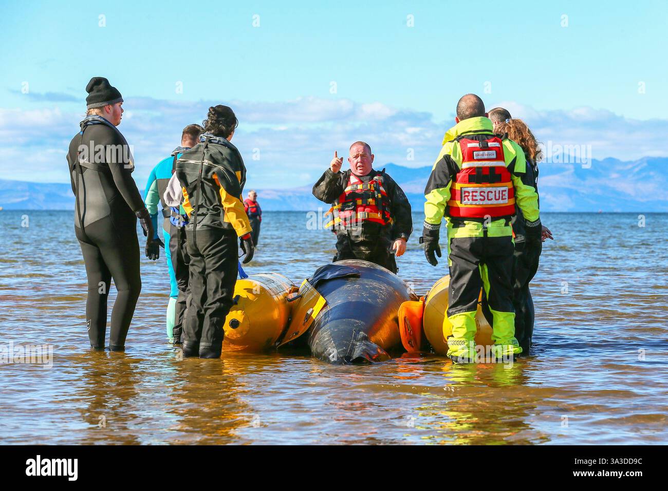 Barassie Beach, Ayrshire, Schottland, Großbritannien. Barassie, Großbritannien. März 2025. Mitglieder der British Divers Marine Life Rescue (BDMLR) hielten am Barassie Beach am Firth of Clyde, Ayrshire, Schottland, Großbritannien, ein Training für Freiwillige und Veterinärstudenten, um mit Delfinen und Walen umzugehen und sie zu retten. Die Sitzung beinhaltete ein praktisches Training mit aufblasbaren Meerestieren in lebensgroßer Größe. Quelle: Findlay/Alamy Live News Stockfoto Barassie Beach, Ayrshire, Schottland, Großbritannien. Barassie, Großbritannien. März 2025. Mitglieder der British Divers Marine Life Rescue (BDMLR) hielten am Barassie Beach am Firth of Clyde, Ayrshire, Schottland, Großbritannien, ein Training für Freiwillige und Veterinärstudenten, um mit Delfinen und Walen umzugehen und sie zu retten. Die Sitzung beinhaltete ein praktisches Training mit aufblasbaren Meerestieren in lebensgroßer Größe. Quelle: Findlay/Alamy Live News Stockfoto