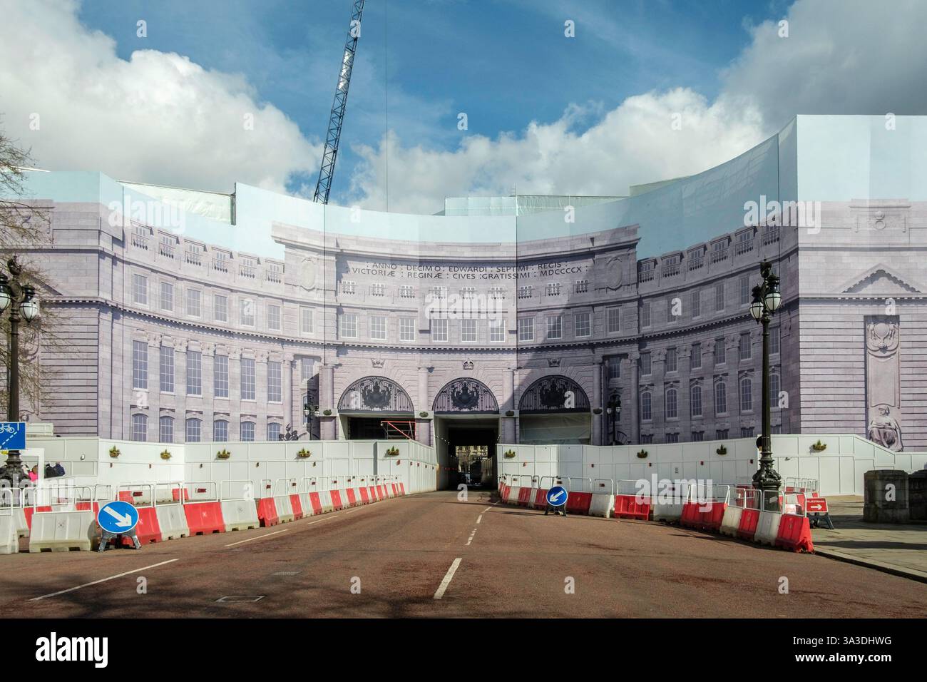 Admiralty Arch, bedeckt mit Gerüstfolie, zeigt eine gedruckte Darstellung des historischen Gebäudes während der Umwandlung in ein Hotel. London, Großbritannien Stockfoto