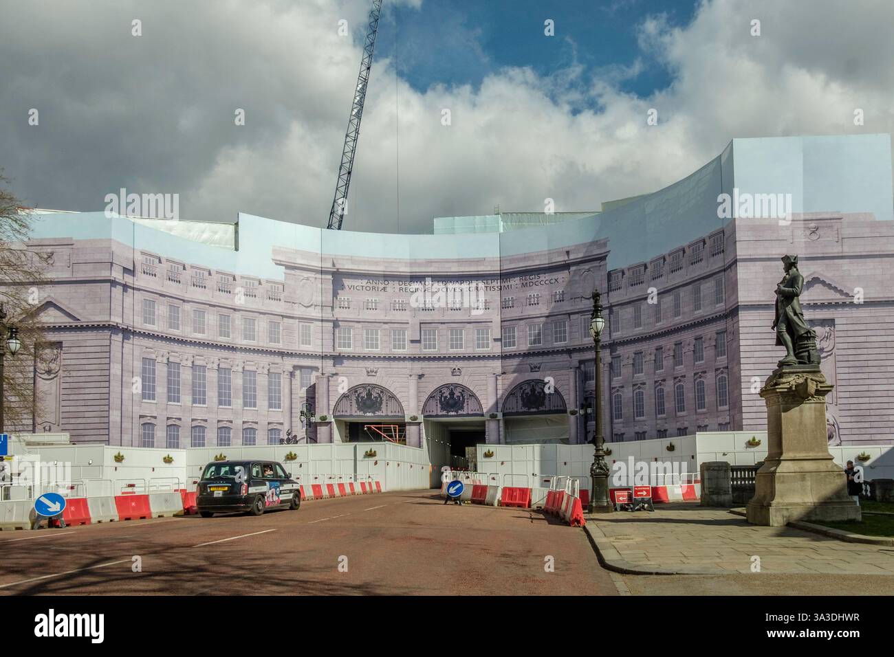 Admiralty Arch, bedeckt mit Gerüstfolie, zeigt eine gedruckte Darstellung des historischen Gebäudes während der Umwandlung in ein Hotel. London, Großbritannien Stockfoto
