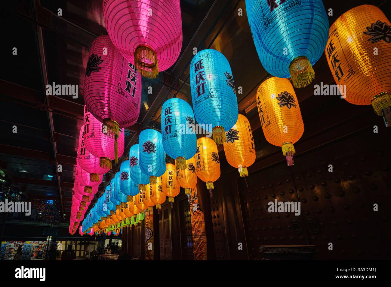 Singapur - 18. Januar 2025: Chinesische Papierlaternen hängen nachts am Buddha-Zahn-Relikttempel Stockfoto