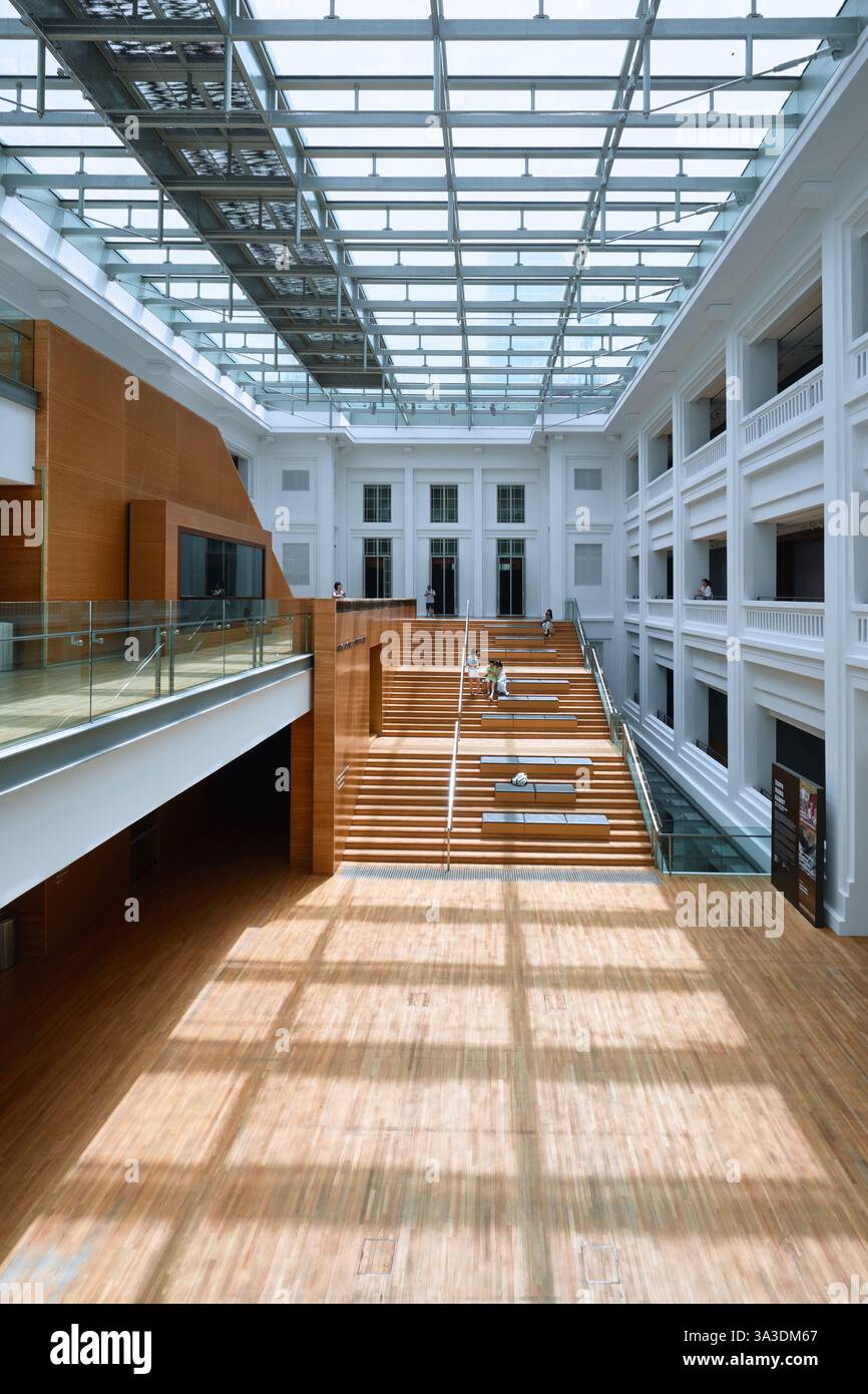 Singapur - 16. August 2024: Innenansicht der National Gallery. Weltweit größte öffentliche Sammlung von Kunst in Singapur und Südostasien Stockfoto