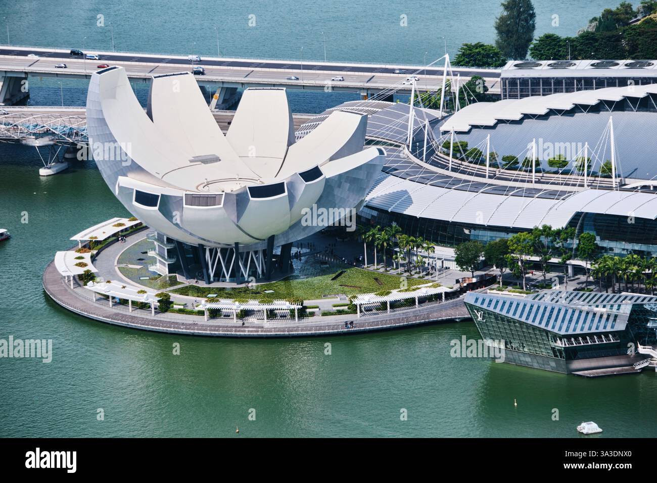 Singapur - 14. August 2024: Futuristische Architektur Lotus-förmiges Design des Art Science Museums vor Marina Bay Sands Stockfoto