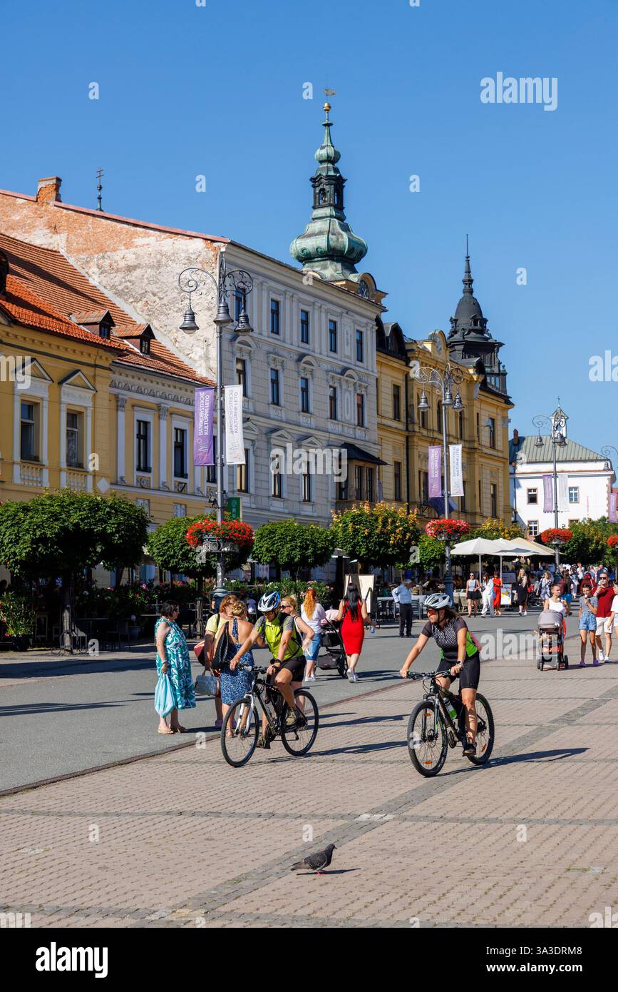 Radfahren über den SNP-Platz im Stadtzentrum, Banska Bystrica, Slowakei Stockfoto
