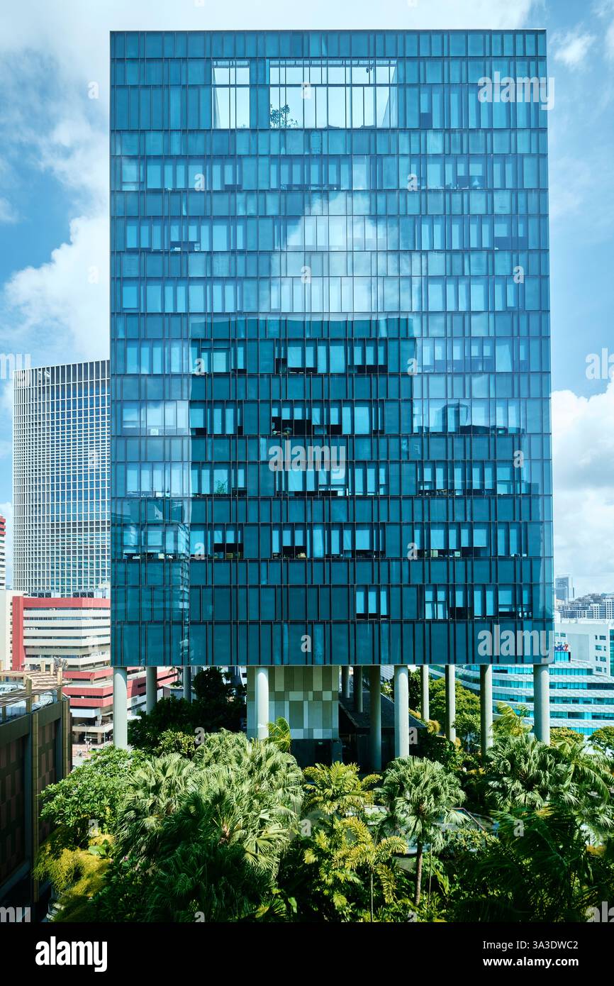Singapur - 12. August 2024: Blick auf Parkroyal Collection Pickering, ein luxuriöses Hotel mit weitläufigem Grün, entworfen von WOHA Stockfoto