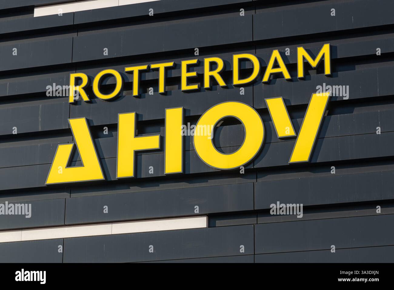 Rotterdam, Niederlande. Februar 2025. Rotterdam Ahoy Logo auf dem Gebäude Stockfoto