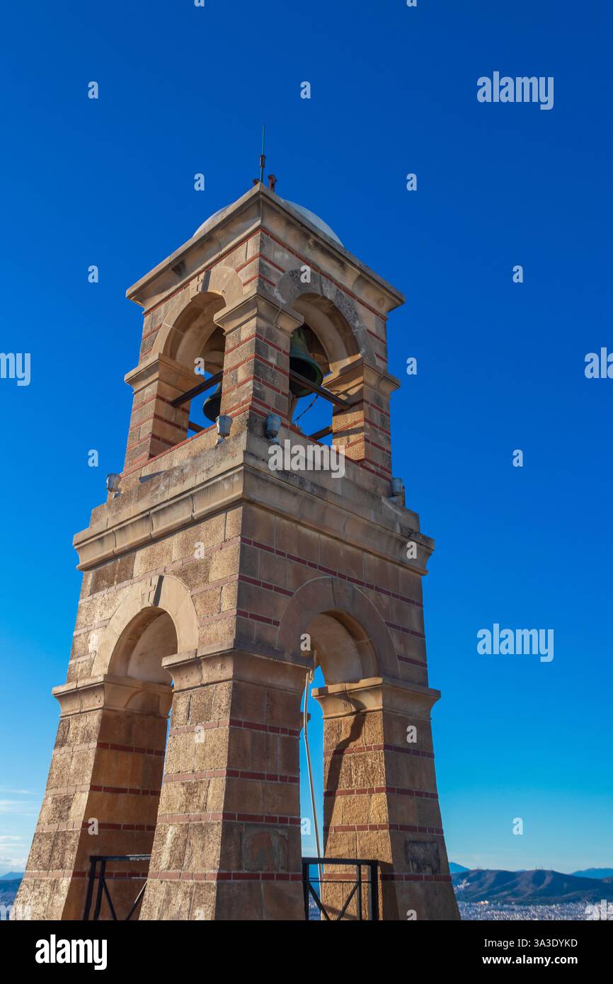 Glockenturm der St. George Kapelle auf dem Lycabettus Hügel in Athen, Griechenland Stockfoto