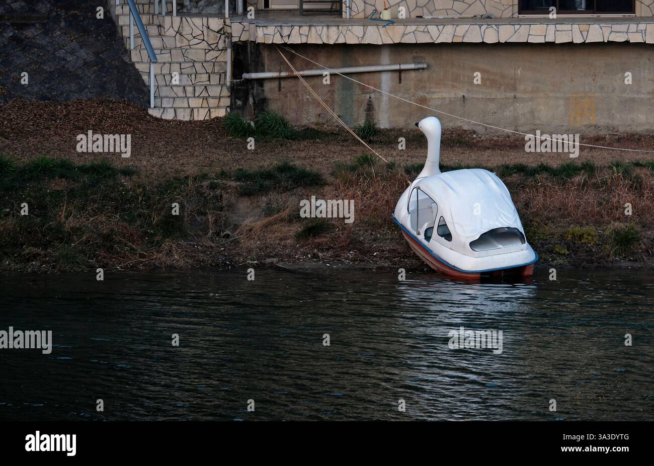 Verlassenes Schwanenboot in einem verlassenen Haus in der Abenddämmerung Stockfoto