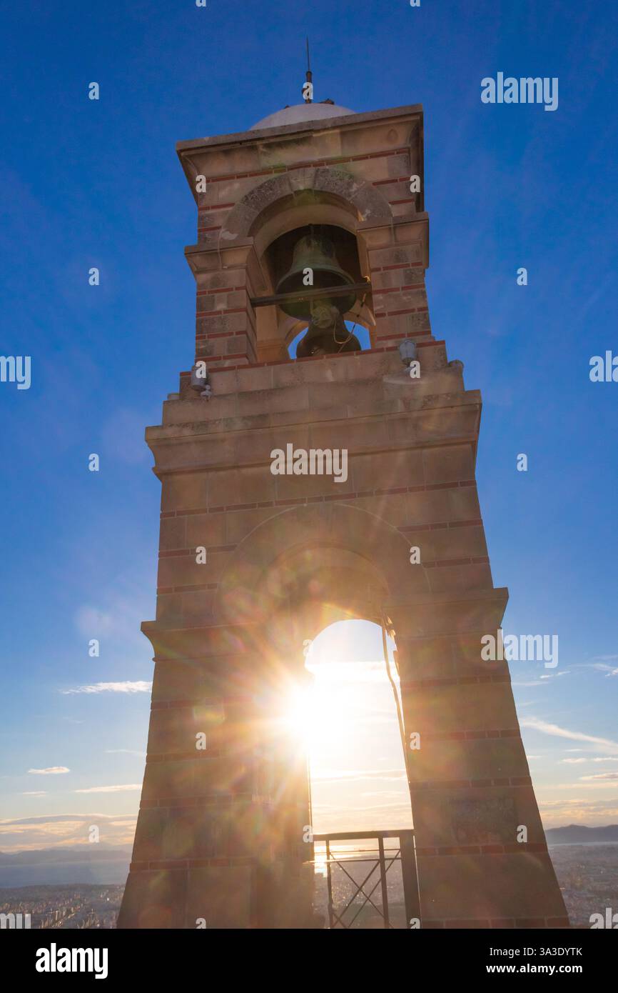 Glockenturm der St. George Kapelle auf dem Lycabettus Hügel in Athen, Griechenland Stockfoto