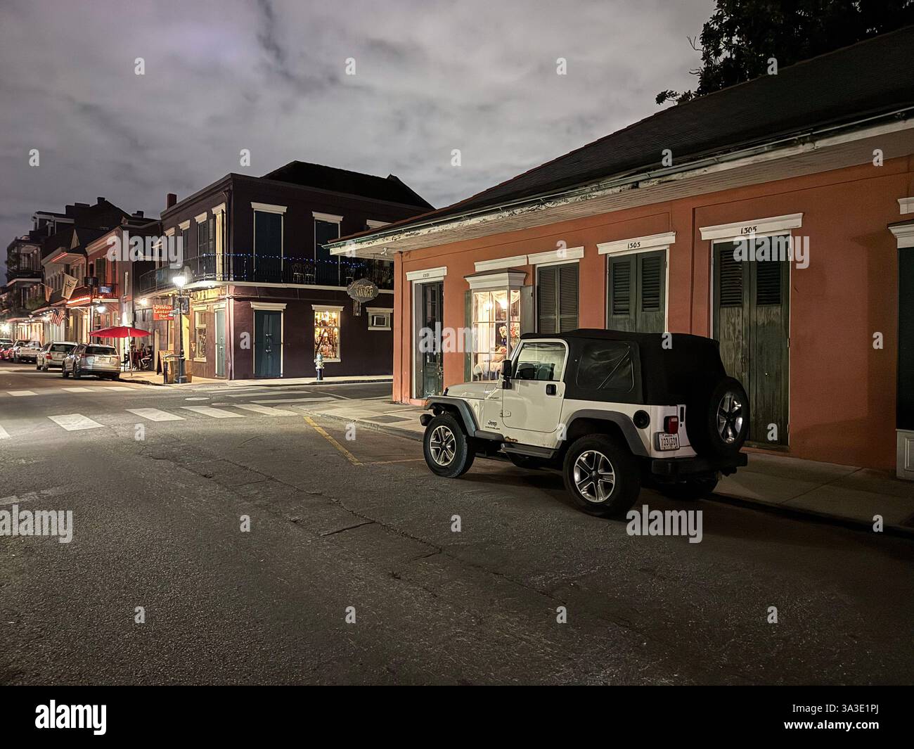 Royal Street und Barracks Street im French Quarter, New Orleans, Louisiana, USA bei Nacht mit hellem, bewölktem Himmel Stockfoto
