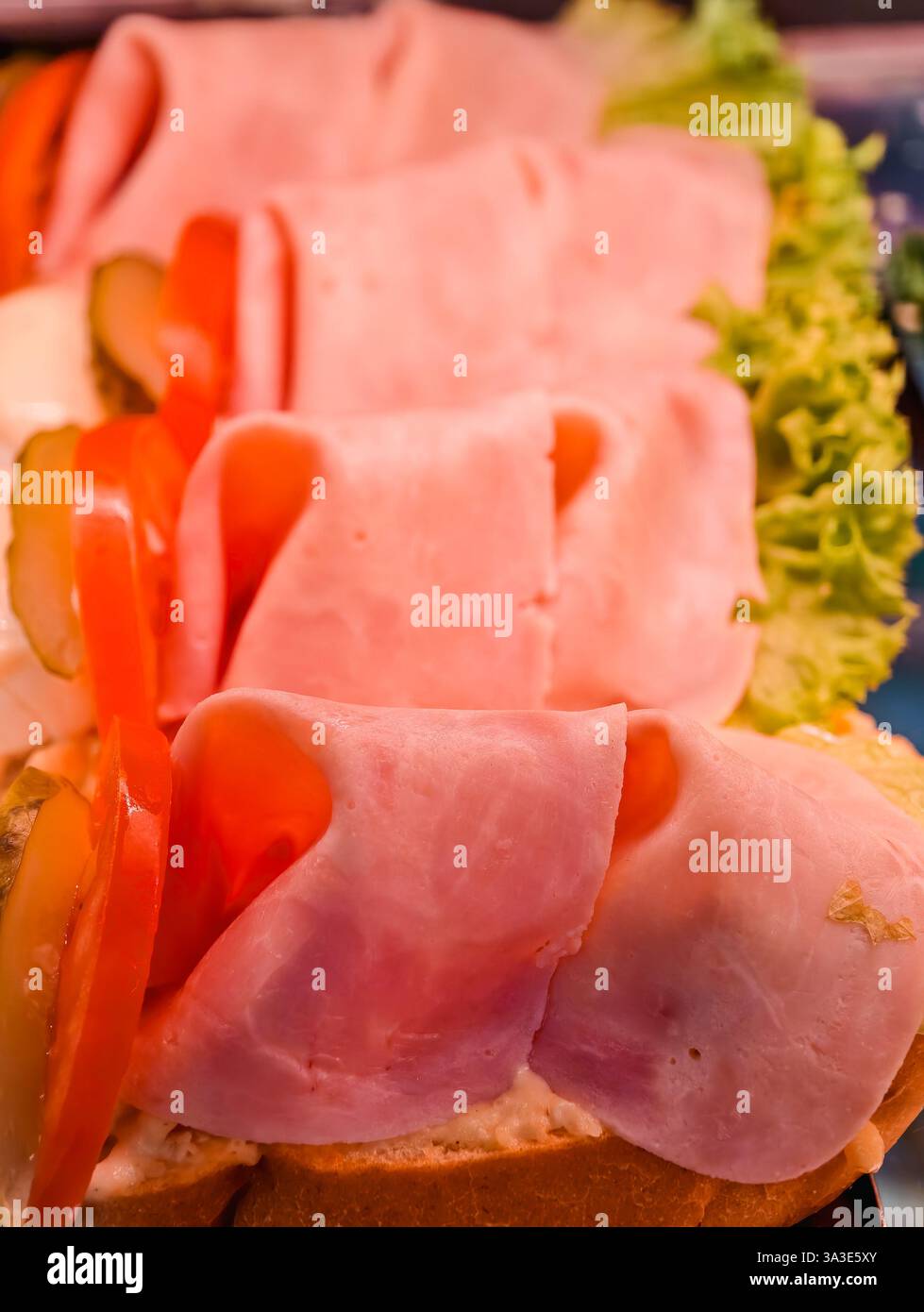 Deli Schinken Sandwich Nahaufnahme frischer Salat Karotten professionelle Lebensmittel Fotografie Restaurant Menü Cold Cuts Garnish kulinarische Kunst Food Styling appetitliche Präsentation. Sammlung von Fotografien Stockfoto