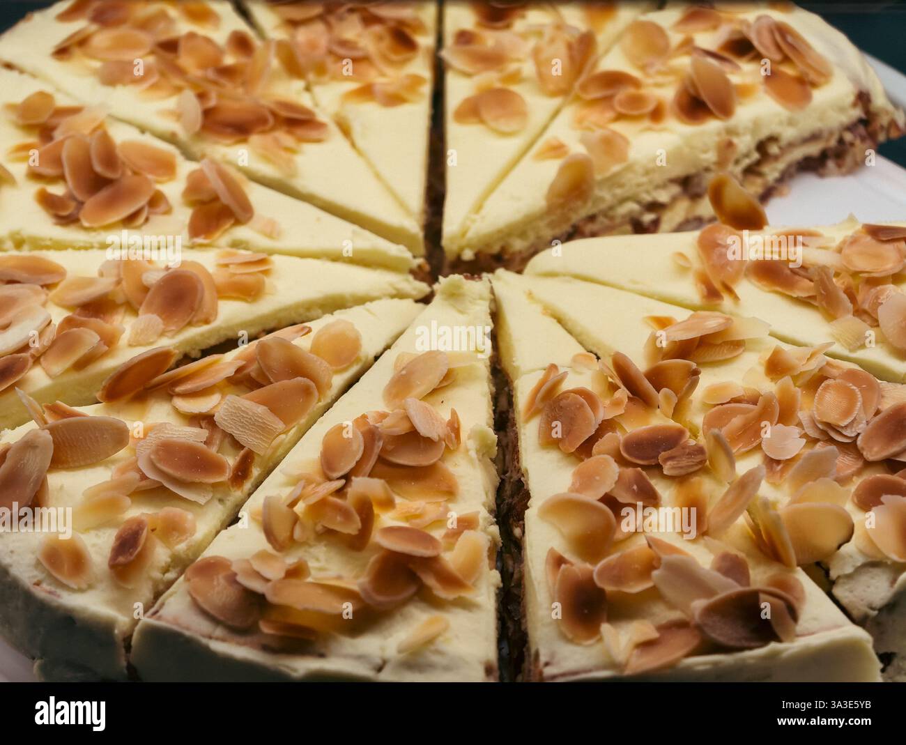 Mandel Creme Kuchen In Scheiben Dessert Geröstete Mandelflocken Professionelle Bäckerei Fotografie Süßigkeiten Restaurant Menü Hochzeitstorte Elegantes Gebäck Gourmet Dessert Stockfoto