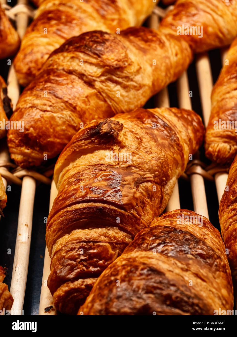 Frisch Gebackene Croissants Golden Brown Gebäck Französisch Bäckerei Professionelle Küche Fotografie Flaky Layers Buttergebäck Frühstücksmenü Artisan Baking Gourmet Patisserie Stockfoto