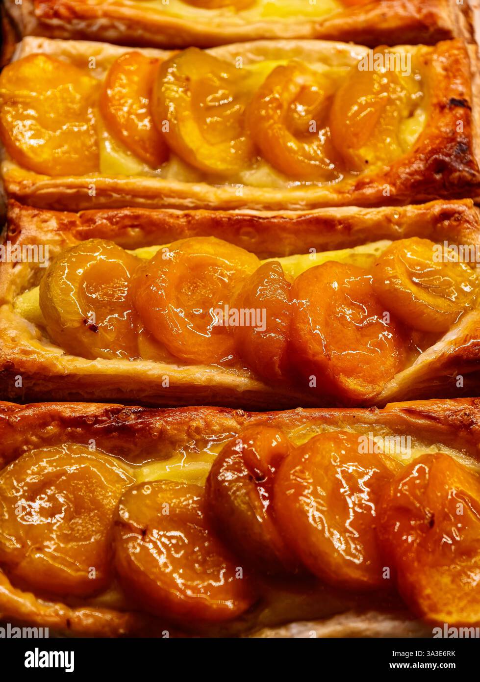 Aprikose Dänisches Gebäck Frisch Gebackener Blätterteig Glasiertes Obst Professionelle Lebensmittel Fotografie Süßes Frühstück Bäckerei Menü Gourmet Patisserie Golden Crust Delikate Schichten Stockfoto