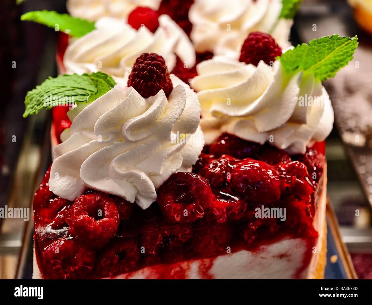 Himbeere Käsekuchen Dessert Cremige Topping Frische Beeren Elegante Präsentation Professionelle Lebensmittelfotografie Gourmet Patisserie Premium Gebackene Leckerli Stockfoto