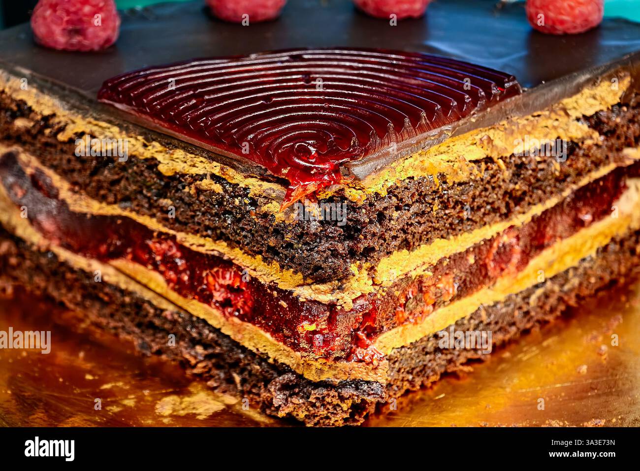 Schokoladen- und Himbeerkuchen in Schichten dekadentes Dessert professionelle Lebensmittelfotografie Gourmet Patisserie Premium Baked Treat elegante Präsentation Stockfoto