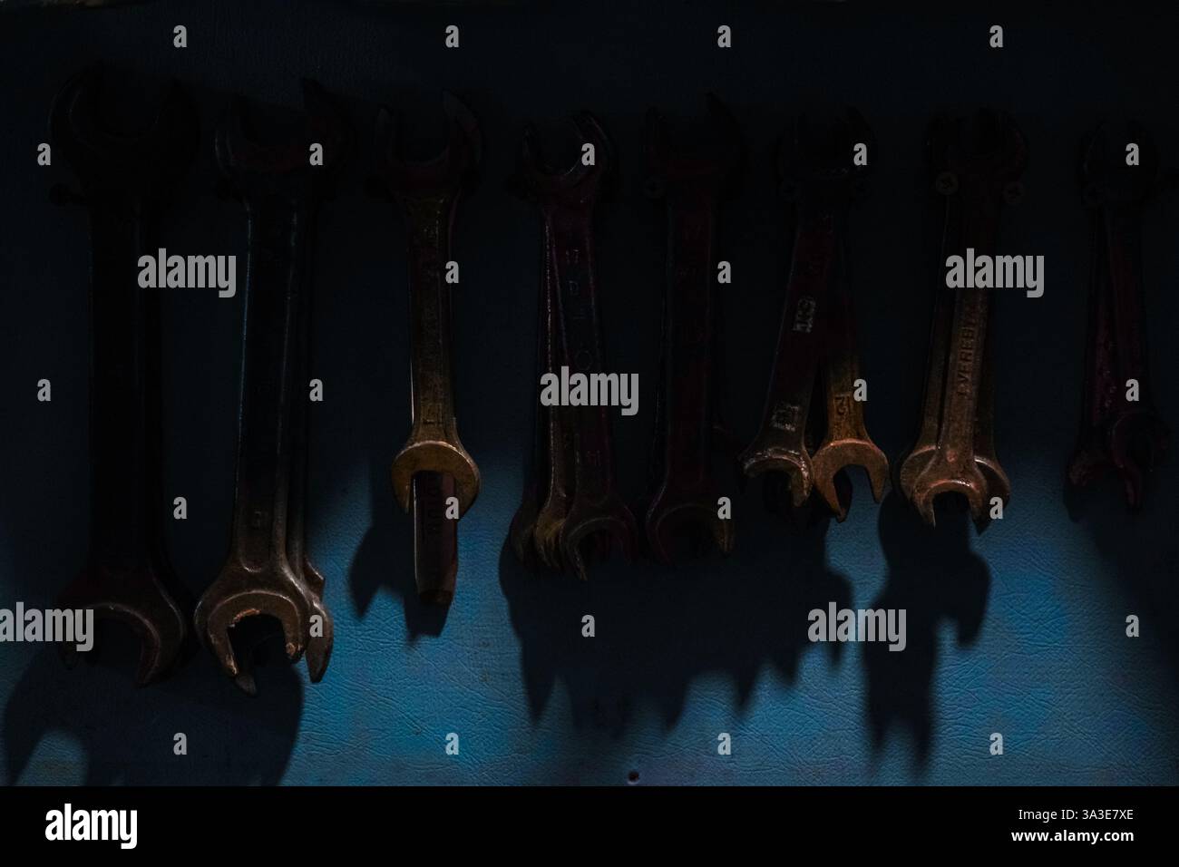 Ihr metallischer Glanz spiegelt Qualität und Strapazierfähigkeit wider. Ein Bild, das das Wesen zuverlässiger Handwerkzeuge erfasst. Sorgfältig ausgerichtete Schraubenschlüssel für Schrauben an Stockfoto