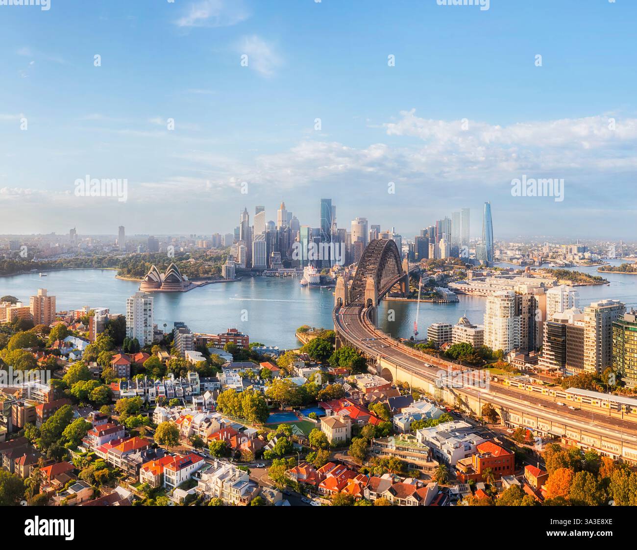 Blick auf das Landesinnere der Stadt von Sydney auf die Sehenswürdigkeiten am Ufer gegenüber dem Hafen von Kirribilii am unteren Nordufer. Stockfoto
