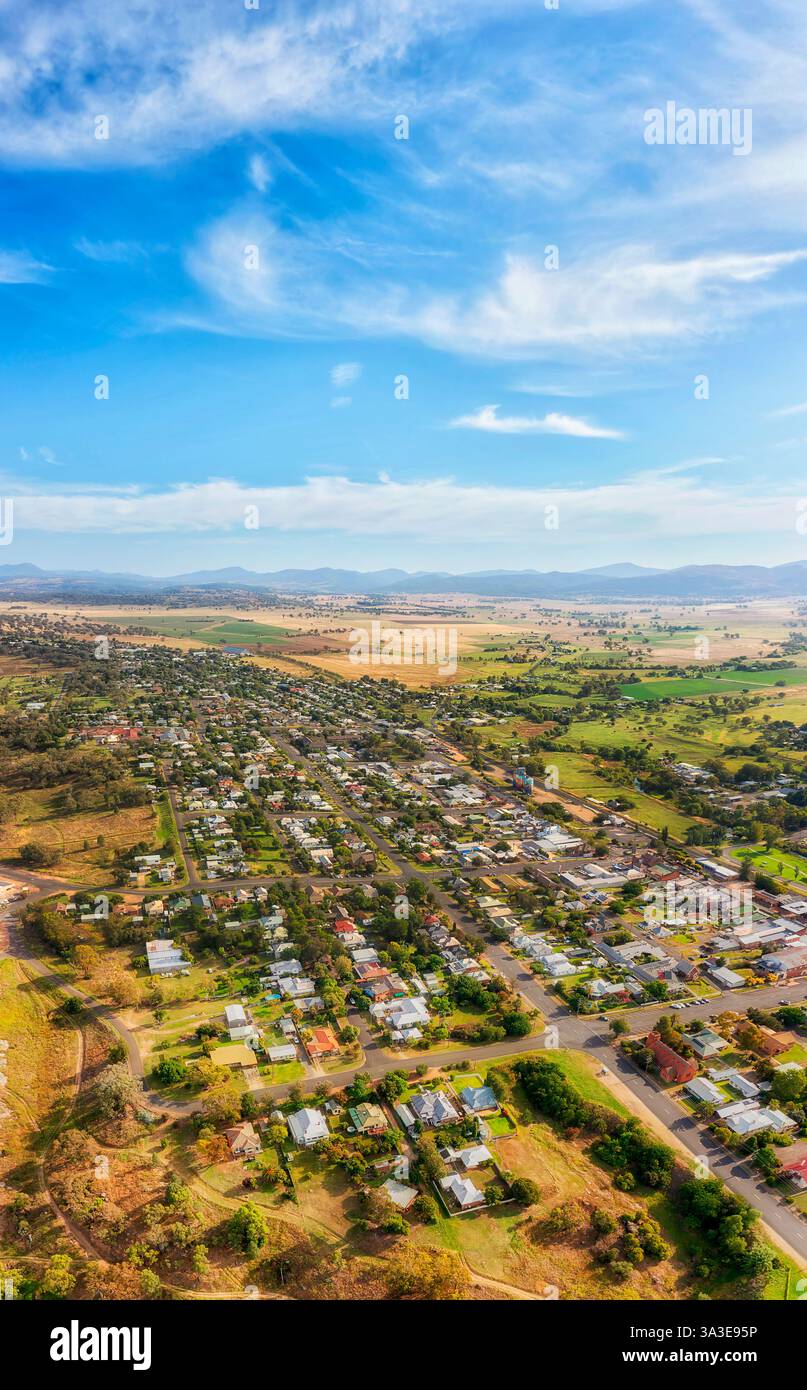 Lokale Wohnstraßen und Häuser zum Himmel vertikales Luftpanorama der Stadt Quirindi in Liverpool Plains Valley in Australien. Stockfoto