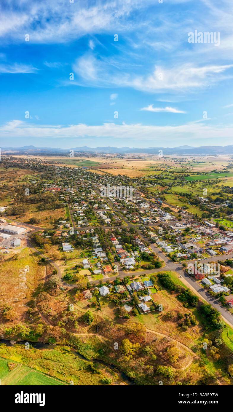Von Creek zu Sky vertikales Luftpanorama der Stadt Quirindi im Tal der Liverpool Plains in Australien. Stockfoto