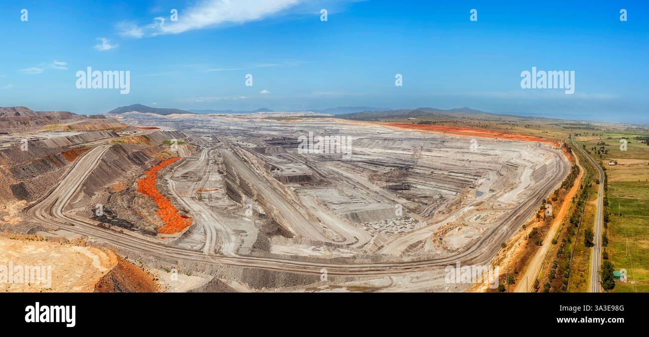 Nahaufnahme des landschaftlich reizvollen Panoramas der Schwarzkohlemine im australischen Hunter Valley. Stockfoto