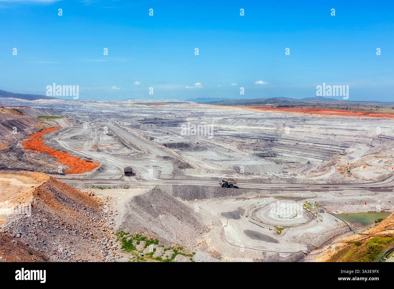 Erdbewegungsfahrzeuge in einem riesigen Tagebau im australischen Hunter Valley – Mineralien und Rohstoffe. Stockfoto