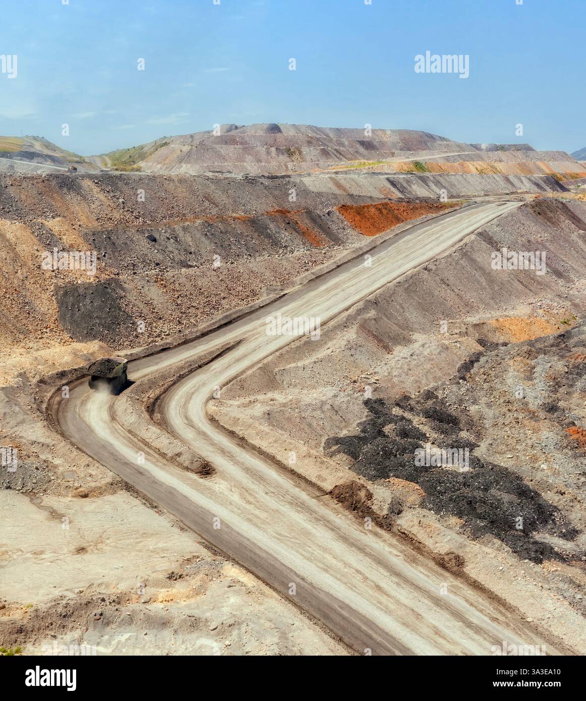 Schwere Maschinen Erdbewegungsfahrzeuge Ladung Erz im Tagebau von Hunter Valley, Australien - vertikale Luftaufnahme. Stockfoto