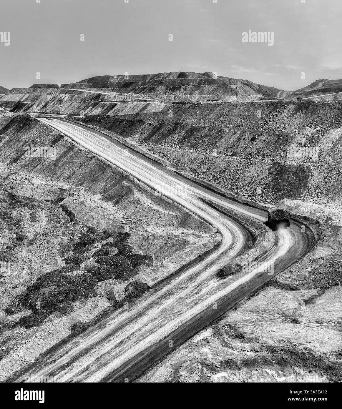 Constast Graustufenansicht der schweren Erdbewegungsfahrzeuge mit Erz im Tagebau von Hunter Valley, Australien. Stockfoto