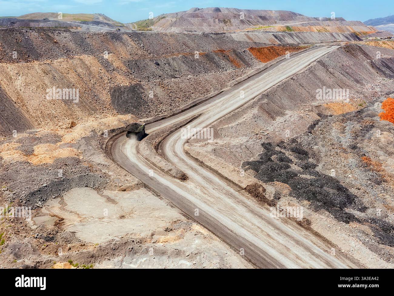 Schwere Maschinen Erdbewegungsfahrzeuge Ladung Erz im Tagebau von Hunter Valley, Australien - Luftaufnahme. Stockfoto