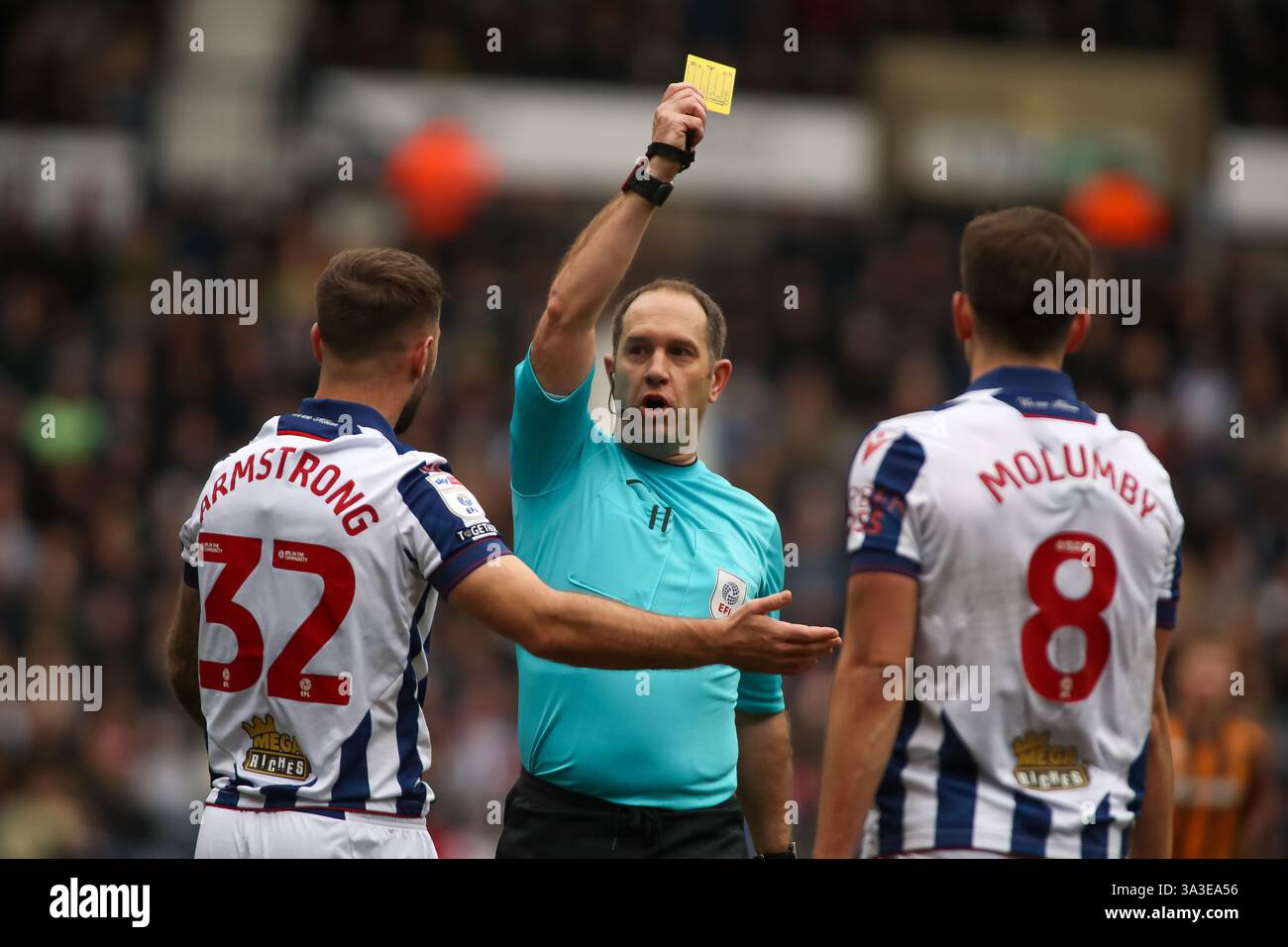 Der Schiedsrichter Jeremy Simpson zeigt Charlie Hughes aus Hull City während des EFL-Meisterschaftsspiels zwischen West Bromwich Albion und Hull City eine gelbe Karte Stockfoto