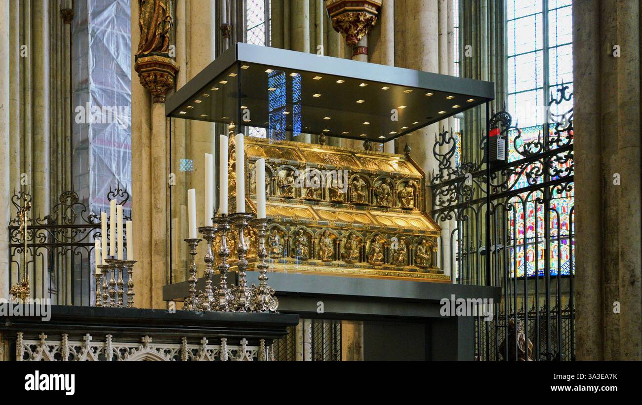Das goldene Grab der drei Weisen befindet sich im gotischen Kölner Dom. Deutschlands meistbesuchte Stätte und Objekt vieler Pilgerfahrten Stockfoto