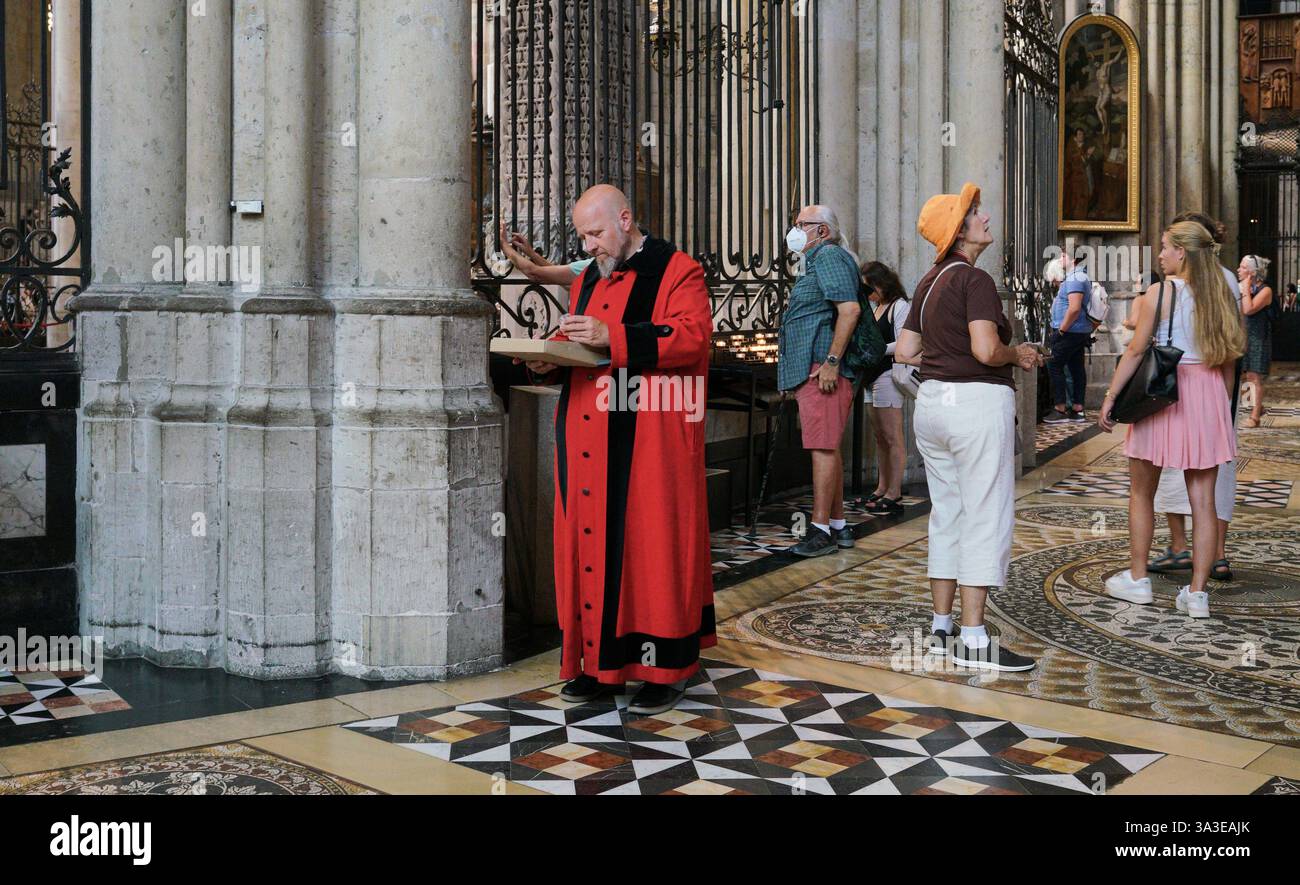 Rotgekleideter Kirchenmeister im Kölner Dom, Deutschland Stockfoto