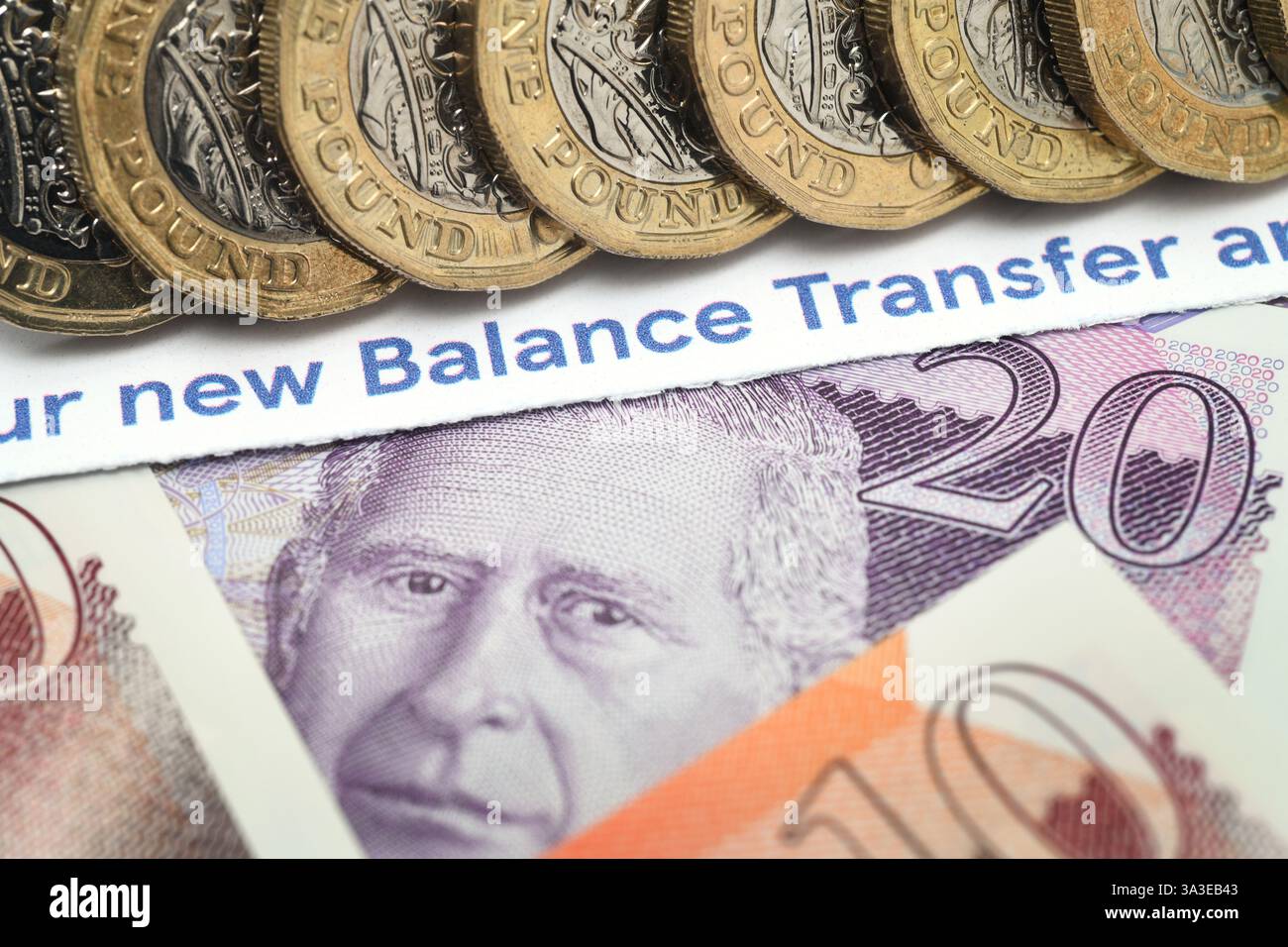 GELDTRANSFERSÄTZE LITERATUR MIT BANKNOTEN UND 1-PFUND-MÜNZEN RE FINANZIERUNG RENTEN BANKEN ZINSSÄTZE USW. VEREINIGTES KÖNIGREICH Stockfoto