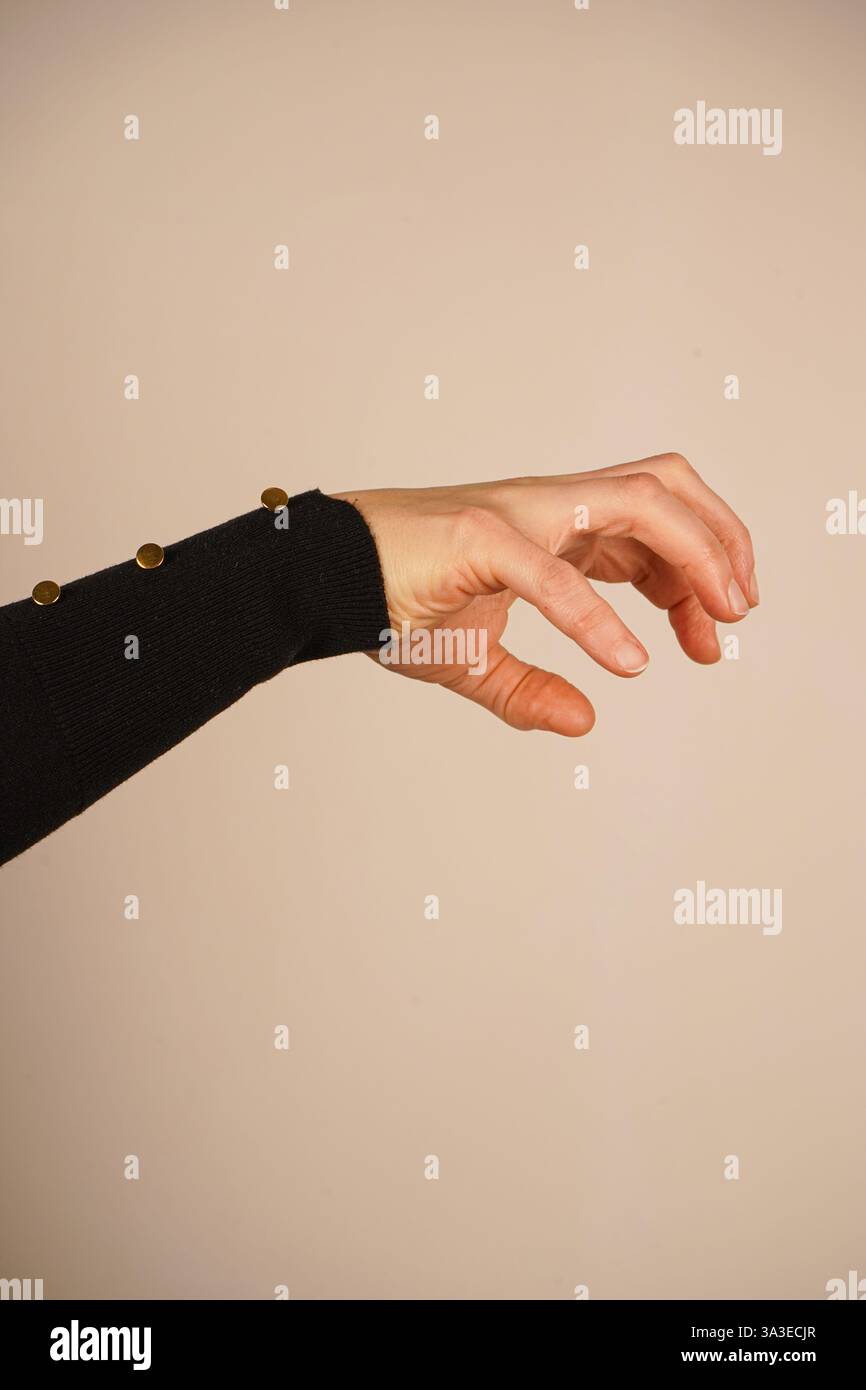 Die Pose verströmt Energie, Verspieltheit und einen Hauch von Wildheit. Eine einzigartige Geste für emotionale oder tierische Ideen. Mit gekrümmten Fingern und Stockfoto