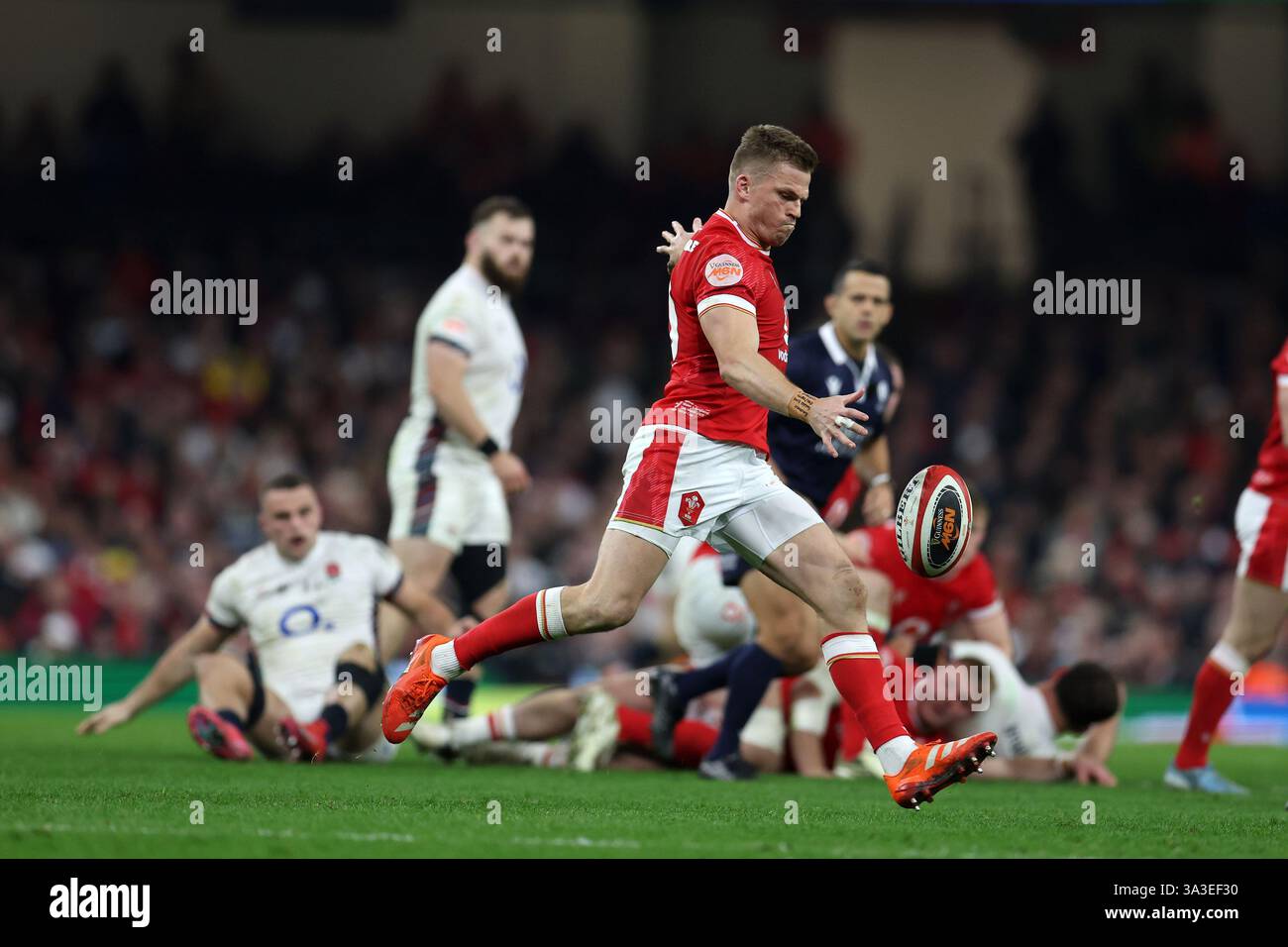 Cardiff, Großbritannien. März 2025. Gareth Anscombe aus Wales in Aktion. Guinness Six Nations Championship 2025 Match, Wales gegen England im Principality Stadium in Cardiff am Samstag, den 15. März 2025. bild von Andrew Orchard/Andrew Orchard Sportfotografie/Alamy Live News Credit: Andrew Orchard Sportfotografie/Alamy Live News Stockfoto