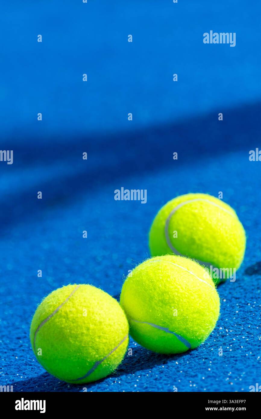 Blauer Paddle-Tennisplatz mit drei Bälle, Hintergrund für das Sportkonzept des Schlägers Stockfoto