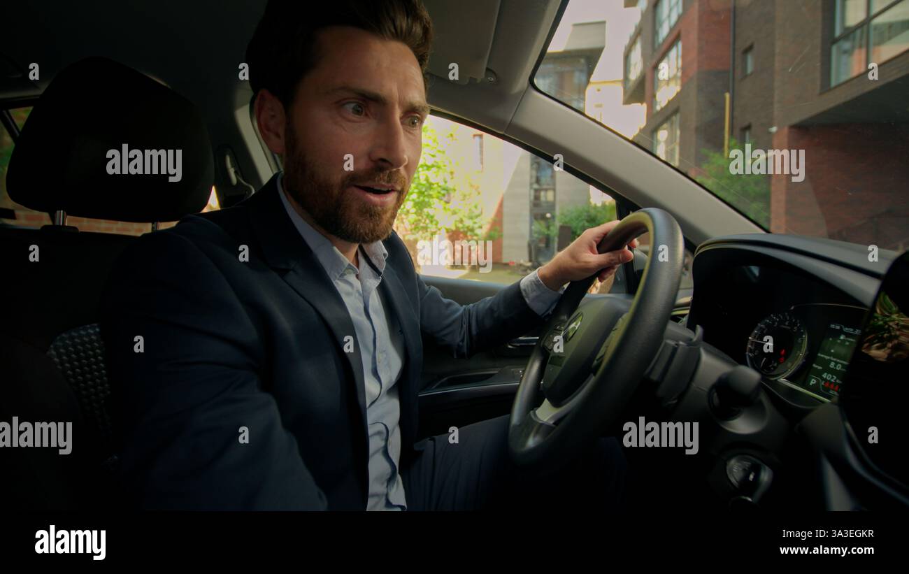 Kaukasischer Mann schockiert überrascht überrascht Kerl Fahrer in Luxus-neues Elektroauto Antrieb Auto glücklicher Geschäftsmann Käufer männlicher Kerl kaufen eigenes Fahrzeug Stockfoto