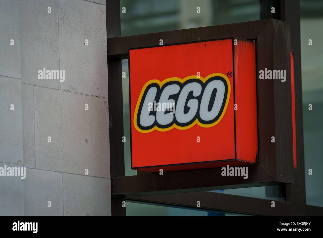 LONDON, GROSSBRITANNIEN. Februar 2025. LEGO Firmenlogo. LEGO ist eine Produktreihe von Bauspielzeug aus Kunststoff, das von der Lego Group, einem privaten Unternehmen, hergestellt wird Stockfoto