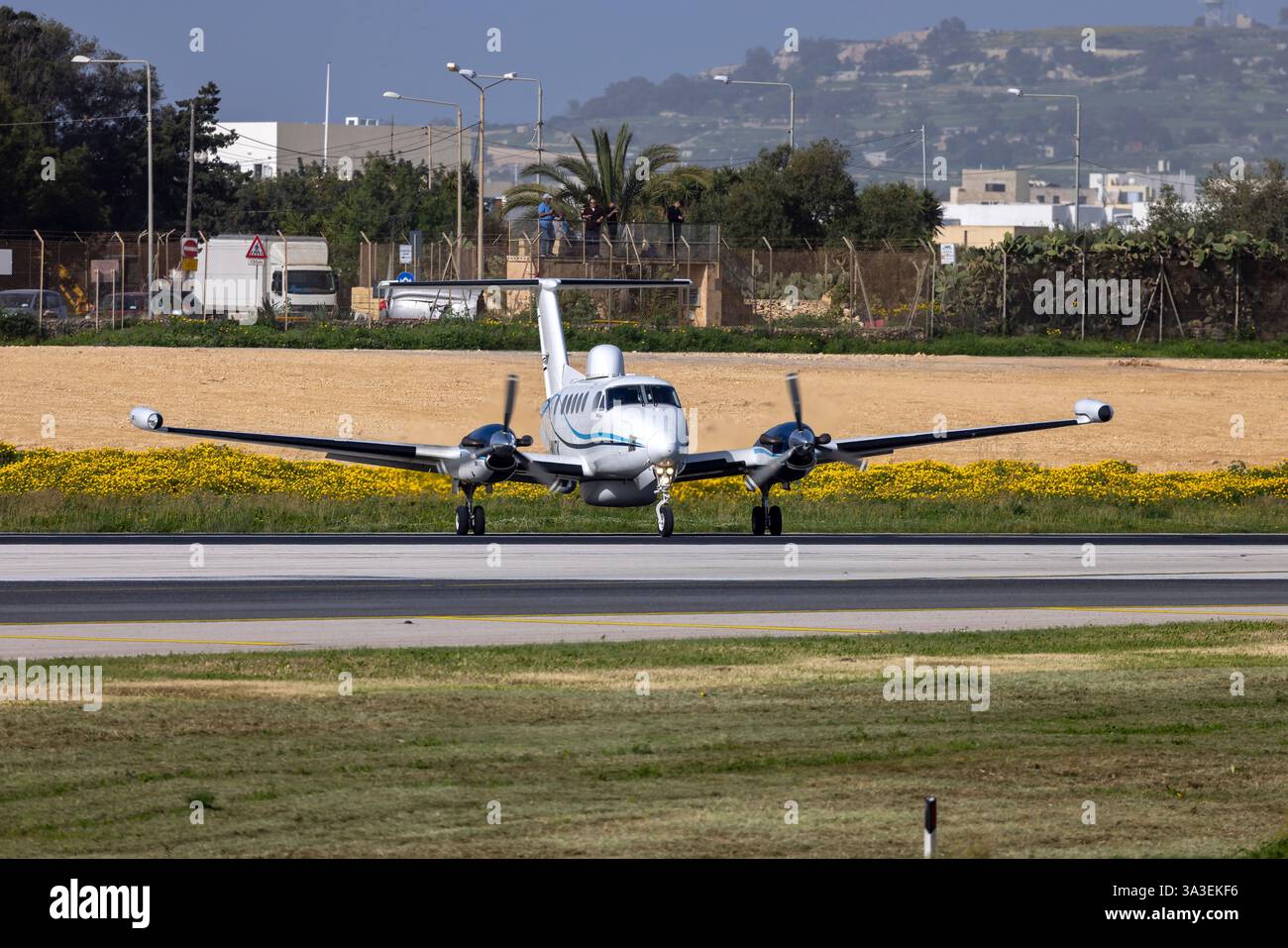 DEA Aviation Beechcraft 200T King Air (Reg: 2-WKTK) macht nach der Landung von Start- und Landebahn 13 eine 180-Grad-Kurve. Stockfoto
