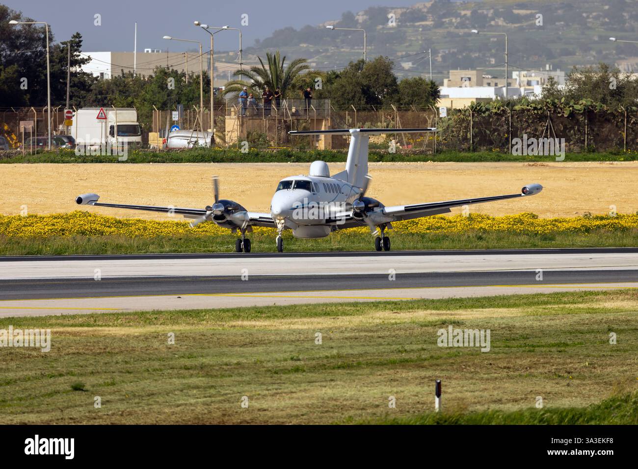 DEA Aviation Beechcraft 200T King Air (Reg: 2-WKTK) macht nach der Landung von Start- und Landebahn 13 eine 180-Grad-Kurve. Stockfoto