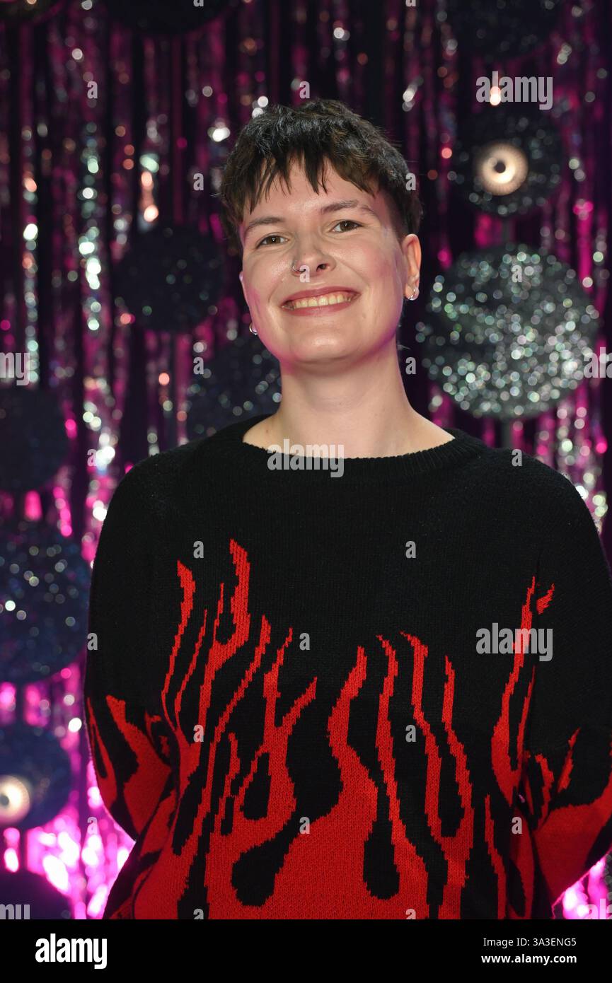 Poetry Slammer:in Lu Komma klar zu Gast bei Ladies Night Youngstars, die einzige deutschsprachige Kabarett Fernsehsendung mit rein weiblicher Besetzung *** Poetry Slammer in Lu Komma klar als Gast bei Ladies Night Youngstars, der einzigen deutschsprachigen Kabarett-TV-Show mit rein weiblicher Besetzung Stockfoto