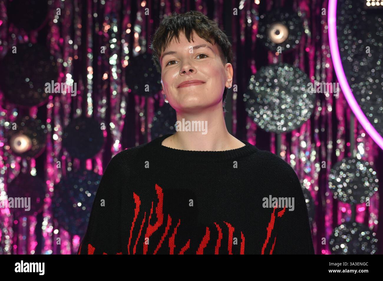 Poetry Slammer:in Lu Komma klar zu Gast bei Ladies Night Youngstars, die einzige deutschsprachige Kabarett Fernsehsendung mit rein weiblicher Besetzung *** Poetry Slammer in Lu Komma klar als Gast bei Ladies Night Youngstars, der einzigen deutschsprachigen Kabarett-TV-Show mit rein weiblicher Besetzung Stockfoto