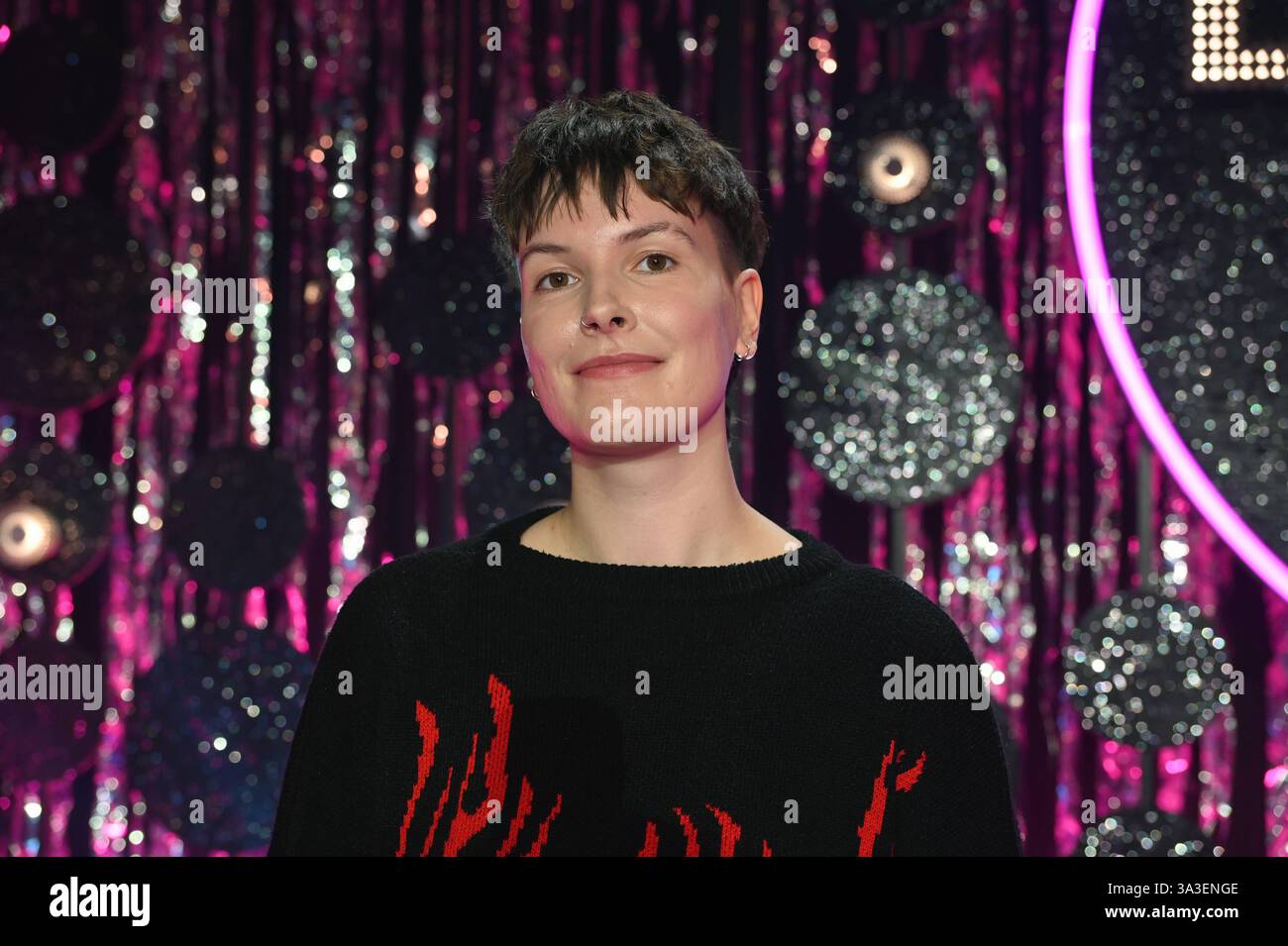 Poetry Slammer:in Lu Komma klar zu Gast bei Ladies Night Youngstars, die einzige deutschsprachige Kabarett Fernsehsendung mit rein weiblicher Besetzung *** Poetry Slammer in Lu Komma klar als Gast bei Ladies Night Youngstars, der einzigen deutschsprachigen Kabarett-TV-Show mit rein weiblicher Besetzung Stockfoto