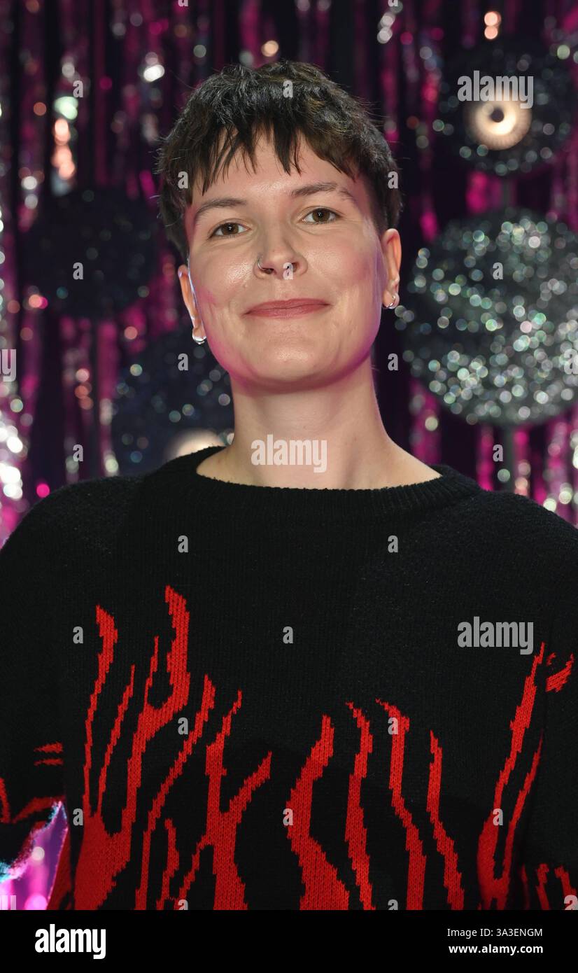 Poetry Slammer:in Lu Komma klar zu Gast bei Ladies Night Youngstars, die einzige deutschsprachige Kabarett Fernsehsendung mit rein weiblicher Besetzung *** Poetry Slammer in Lu Komma klar als Gast bei Ladies Night Youngstars, der einzigen deutschsprachigen Kabarett-TV-Show mit rein weiblicher Besetzung Stockfoto