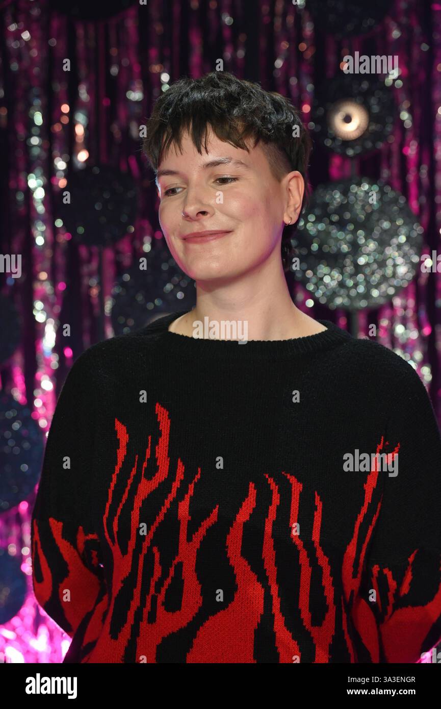 Poetry Slammer:in Lu Komma klar zu Gast bei Ladies Night Youngstars, die einzige deutschsprachige Kabarett Fernsehsendung mit rein weiblicher Besetzung *** Poetry Slammer in Lu Komma klar als Gast bei Ladies Night Youngstars, der einzigen deutschsprachigen Kabarett-TV-Show mit rein weiblicher Besetzung Stockfoto