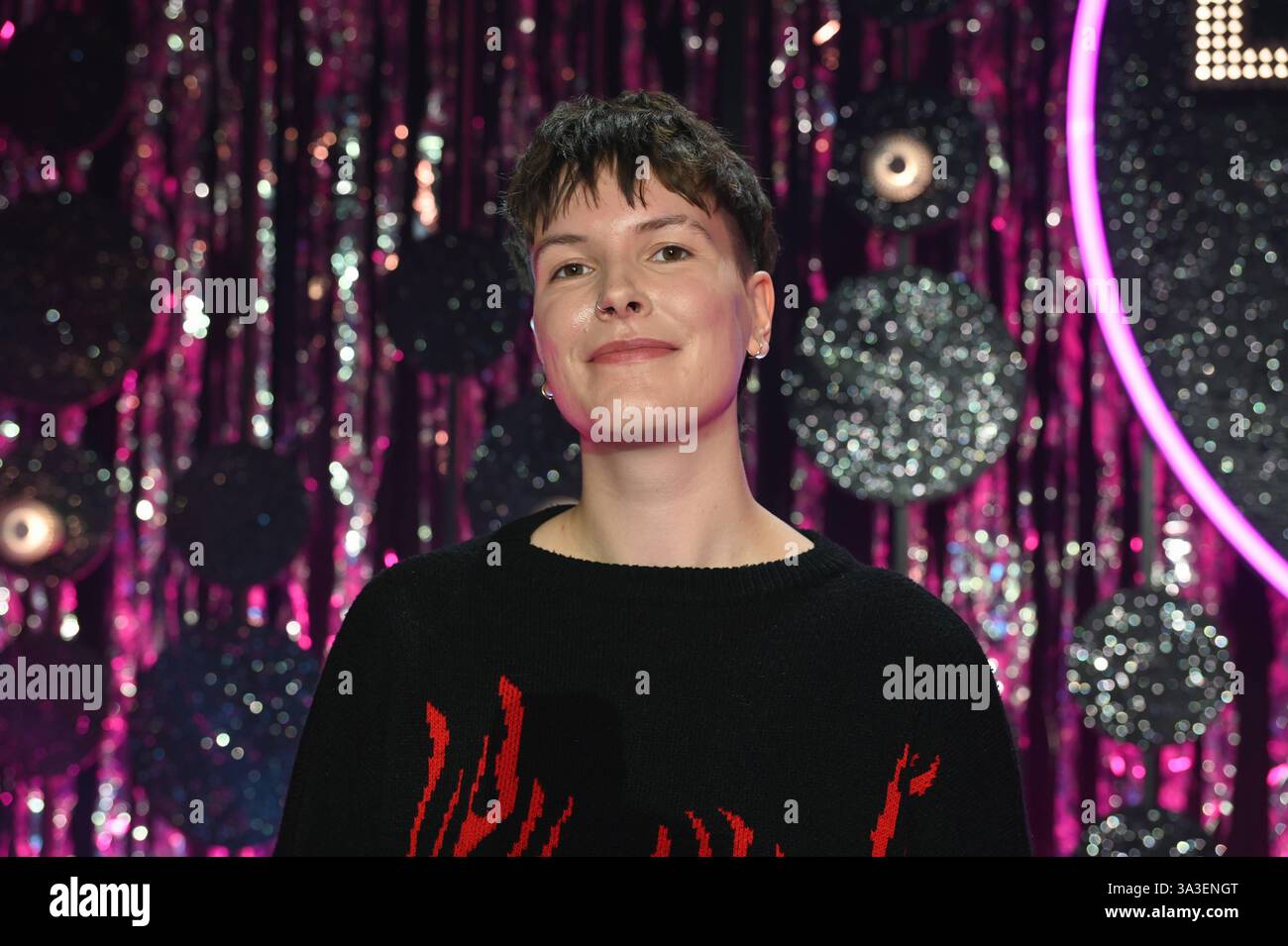 Poetry Slammer:in Lu Komma klar zu Gast bei Ladies Night Youngstars, die einzige deutschsprachige Kabarett Fernsehsendung mit rein weiblicher Besetzung *** Poetry Slammer in Lu Komma klar als Gast bei Ladies Night Youngstars, der einzigen deutschsprachigen Kabarett-TV-Show mit rein weiblicher Besetzung Stockfoto